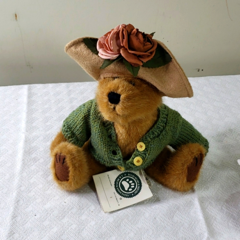 Bears & Friends Putting on the Ritz with hat‎